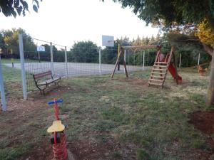 Plac zabaw dla dzieci w obiekcie Villa Agatha
