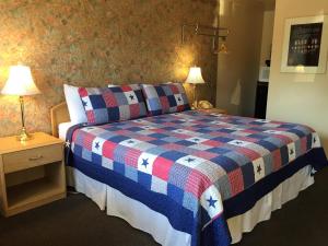 Postel nebo postele na pokoji v ubytování Sharon Motel + 3 fotografie