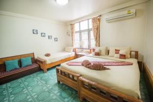 Pongphen Guesthouse - SHA Plus Certified客房内的一张或多张床位