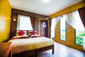 Pongphen Guesthouse - SHA Plus Certified客房内的一张或多张床位