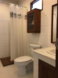ein Badezimmer mit Toilette und Duschvorhang in der Unterkunft Baan Klang Vieng in Chiang Mai + 85 Fotos