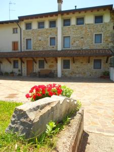 un gran edificio con flores delante en b&b Ergira, en Cividale del Friuli