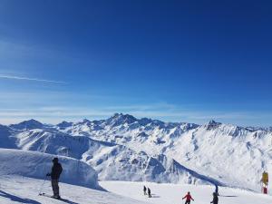 um grupo de pessoas a esquiar numa montanha coberta de neve em Hotel Camona & Apart Walserhof em Samnaun