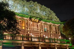 een groot gebouw met 's nachts verlichting bij Guilin Crystal Crescent Moon Hotel in Guilin