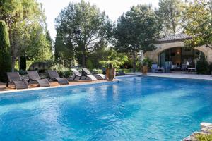 Swimming pool sa o malapit sa Mas au Cœur de La Provence & SPA