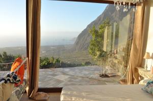 Cette chambre dispose d'une grande fenêtre offrant une vue sur la montagne. dans l'établissement El Laurel, à Frontera