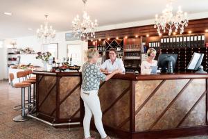 une femme debout au comptoir d'un bar dans l'établissement Hotel Sleep2Night, à Elseneur