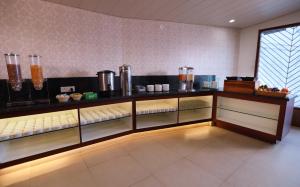 Příslušenství pro přípravu čaje a kávy v ubytování Hotel Vishnu Palace