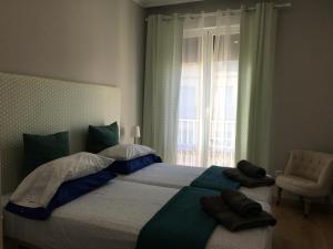 sypialnia z 2 łóżkami i oknem w obiekcie Beautifulilla w Madrycie