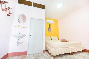 Pongphen Guesthouse - SHA Plus Certified客房内的一张或多张床位