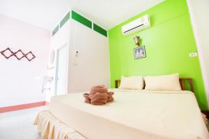 Pongphen Guesthouse - SHA Plus Certified客房内的一张或多张床位