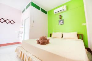 Pongphen Guesthouse - SHA Plus Certified客房内的一张或多张床位