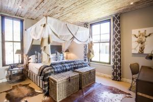 Ein Bett oder Betten in einem Zimmer der Unterkunft Botlierskop Bush Villas