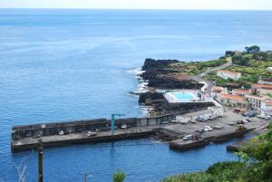 una vista aerea sull'oceano e su un molo di Casa do Terreiro a Caminho de Cima