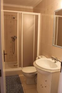 La salle de bains est pourvue de toilettes, d'un lavabo et d'une douche. dans l'établissement Casa do Almograve, à Almograve