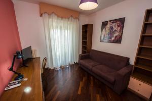 - un salon avec un canapé et une fenêtre dans l'établissement Passo del Cavaliere, à Tropea