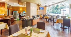 a dining room with tables and chairs in a restaurant at Springdale Serviced Residence Guangzhou in Guangzhou