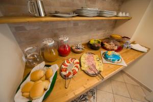 Jedlo v ubytovaní bed & breakfast alebo blízkom okolí