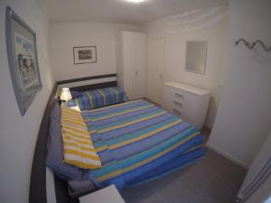 カオルレにあるResidence Orate - Agenzia Cocalの小さなベッドルーム(ストライプシーツ付きのベッド1台付)