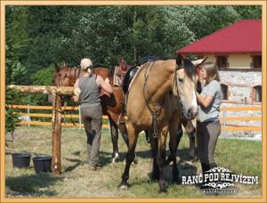 a couple of women standing next to a horse at Ranc pod Rejvizem in Zlaté Hory