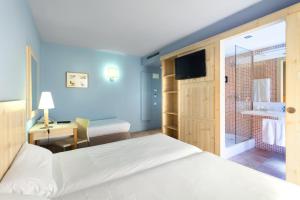 سرير أو أسرّة في غرفة في Vilar Rural de Cardona