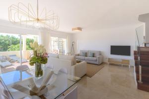 sala de estar con sofá y mesa en VACATION MARBELLA I Nueva Andalucia golf getaway, en Marbella