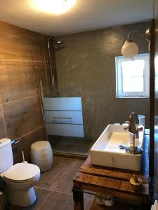 a bathroom with a tub and a toilet and a sink at Azeite de Marvão, Olivoturismo casa Mestre do Lagar in Marvão +24 photos