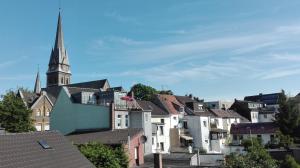 Blick auf eine Stadt mit Kirchturm in der Unterkunft Cologne Homestay in Köln