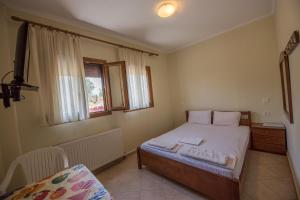 Postel nebo postele na pokoji v ubytování Caryatis Ntoridis Studios & Apartments in Afitos