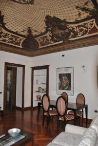 トリノにあるCasa Rattazziの天井のあるリビングルーム(テーブル、椅子付)