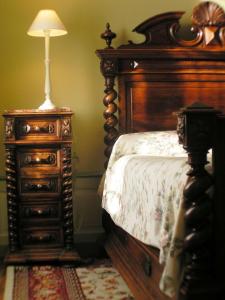 - une chambre avec un lit et une commode avec une lampe dans l'établissement Hôtel Diderot, à Chinon
