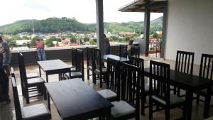 Bajawa的住宿－Bajawa-Roo Hotel，阳台餐厅,配有桌椅