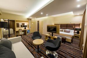 a hotel room with a bed and a television at Aquaticum Debrecen Termal & Wellness Hotel in Debrecen
