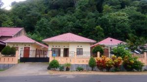 a row of houses with pink roofs at Rome Residence Sibolga Pandan in Halangan