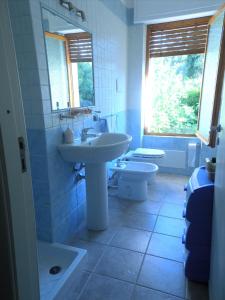 San GregorioにあるB&B Sette Fratelliの洗面台とトイレ付きのバスルーム +34枚の写真
