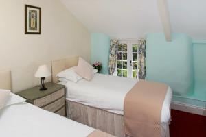 A bed or beds in a room at Ammonite Lodge