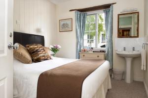 A bed or beds in a room at Ammonite Lodge 