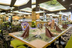 Reštaurácia alebo iné gastronomické zariadenie v ubytovaní Aquaticum Debrecen Termal & Wellness Hotel