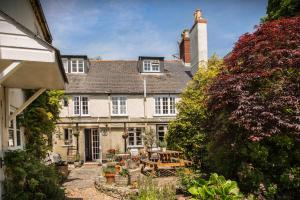 an external view of a house with a patio at Ammonite Lodge in Chard