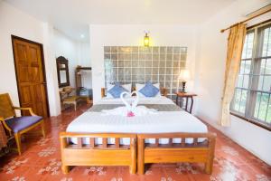 Pongphen Guesthouse - SHA Plus Certified客房内的一张或多张床位