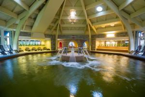 Bazén v ubytovaní Aquaticum Debrecen Termal & Wellness Hotel alebo v jeho blízkosti