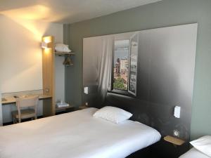 Кровать или кровати в номере B&B HOTEL Villeneuve Loubet Village