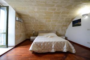a bedroom with a bed with two towels on it at Casa Vacanze Il Belvedere Sui Sassi in Matera