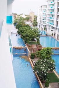 une vue d'une piscine dans un complexe hôtelier dans l'établissement My Resort Hua Hin A502, à Hua Hin