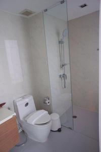 une salle de bain avec toilettes et douche en verre dans l'établissement My Resort Hua Hin A502, à Hua Hin