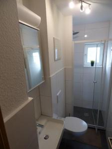 baño con lavabo y aseo y ventana en An der Flut 193, en Wilhelmshaven
