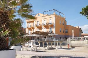 Gallery image of Hotel Holiday Beach in Rimini