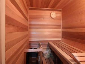 una pequeña sauna con un reloj en la pared en Home Away from Home en North Hero