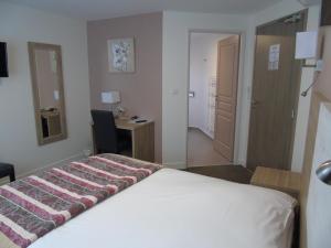 Postel nebo postele na pokoji v ubytování LOGIS Hotel Restaurant Auberge Du Cheval Blanc