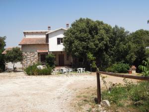 ein Haus mit einem Tisch und Stühlen davor in der Unterkunft B&B Casa Solotti in Nuoro